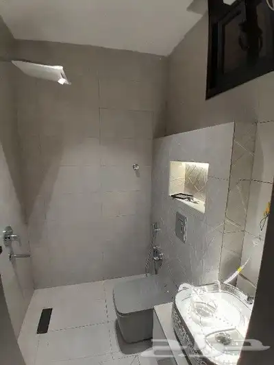 للبيع شقه دور ارضي حوش ومدخل سياره تشطيبVIPمقابل كبري المطار 17