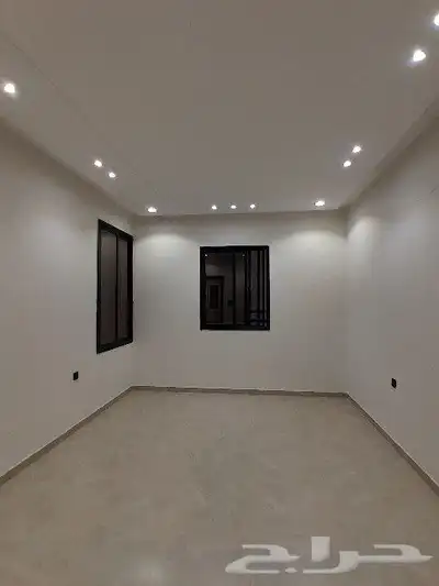 للبيع شقه دور ارضي حوش ومدخل سياره تشطيب VIP حي الضيافه 9