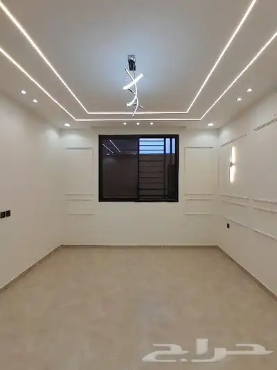 للبيع شقه دور ارضي حوش ومدخل سياره تشطيب VIP حي الضيافه 6