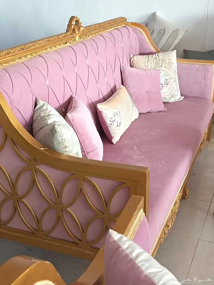 طقم كنب مكون من ثلاث كنبات كبيره و2 صغير و3 طاولات 3