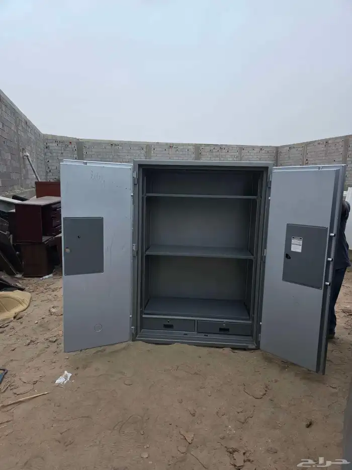 خزنات كبيره بابين وباب 3