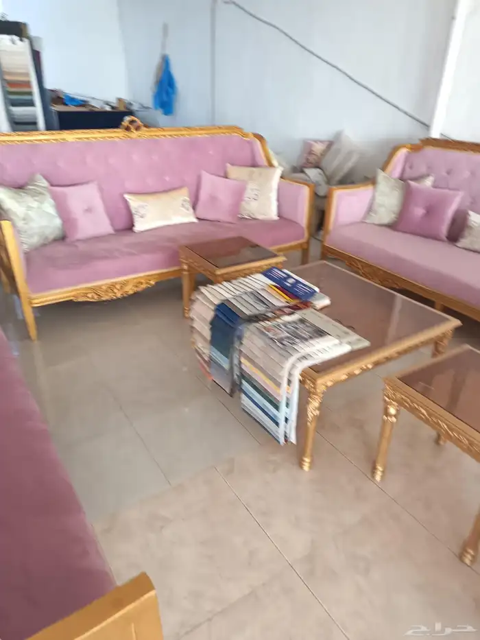 طقم كنب مكون من ثلاث كنبات كبيره و2 صغير و3 طاولات 4