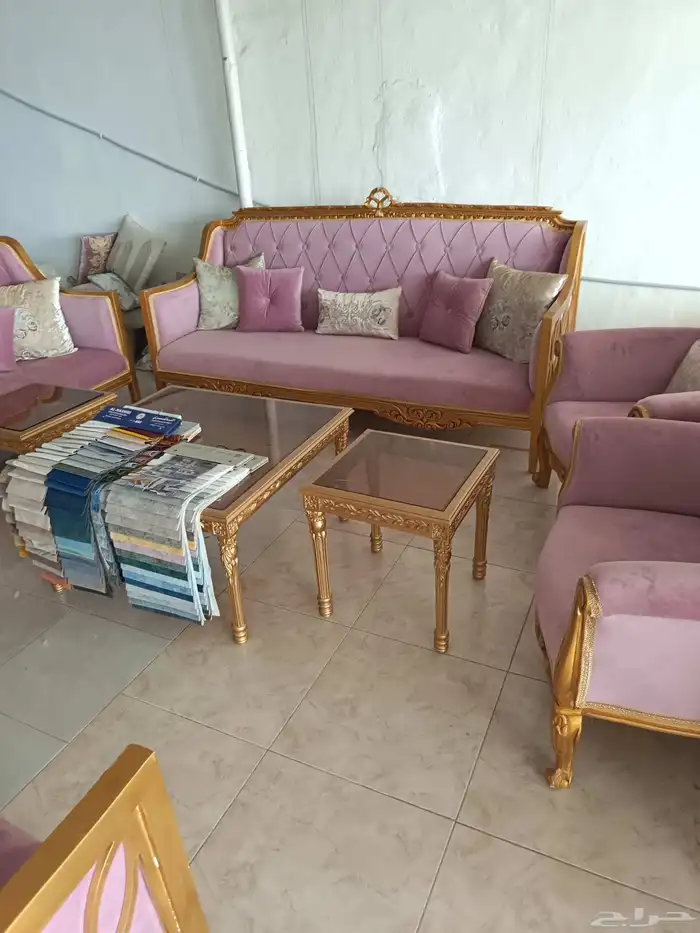 طقم كنب مكون من ثلاث كنبات كبيره و2 صغير و3 طاولات 0