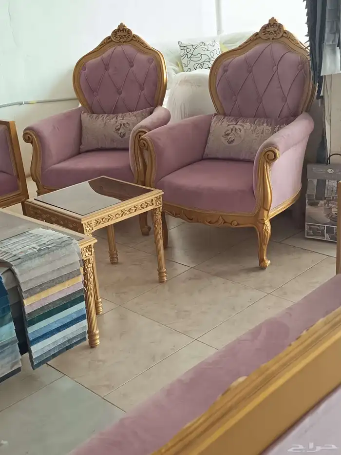 طقم كنب مكون من ثلاث كنبات كبيره و2 صغير و3 طاولات 1