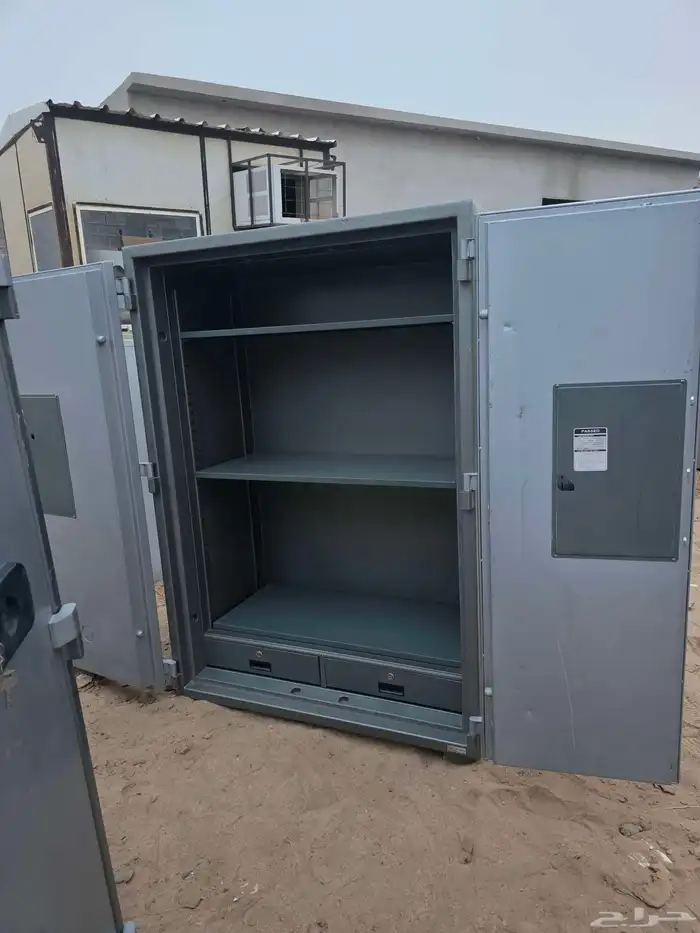 خزنات كبيره بابين وباب 2