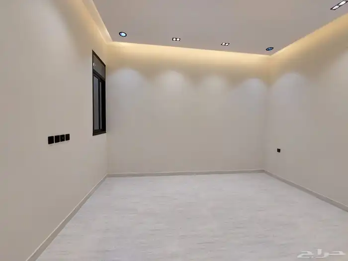 للبيع دور ارضي بحوش وبايكه للسياره بحي اليرموك مقابل نادي ضم 16