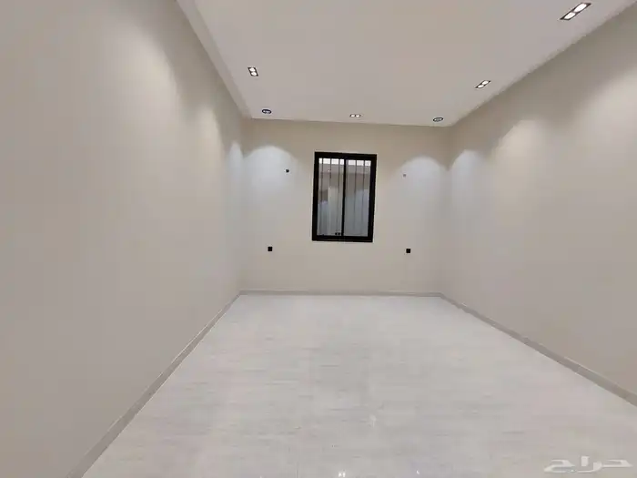 للبيع دور ارضي بحوش وبايكه للسياره بحي اليرموك مقابل نادي ضم 9