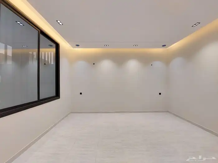 للبيع دور ارضي بحوش وبايكه للسياره بحي اليرموك مقابل نادي ضم 4