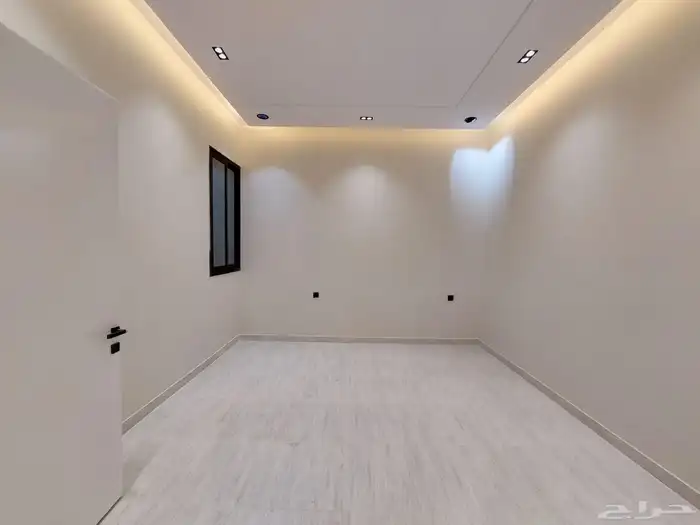 للبيع دور ارضي بحوش وبايكه للسياره بحي اليرموك مقابل نادي ضم 12