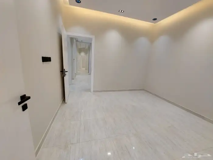 للبيع دور ارضي بحوش وبايكه للسياره بحي اليرموك مقابل نادي ضم 6