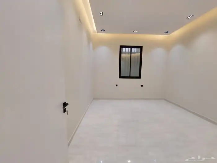 للبيع دور ارضي بحوش وبايكه للسياره بحي اليرموك مقابل نادي ضم 14