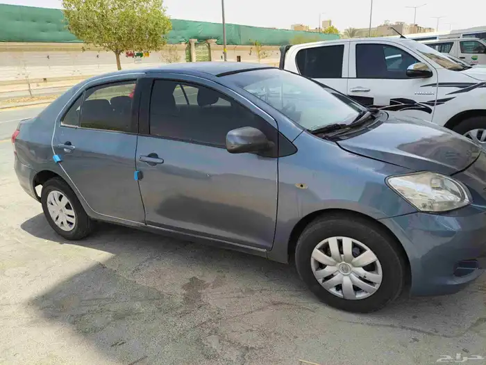 يارس تويوتا مستعملة للبيع جير عادي بنزين ممشى 300 كم 0