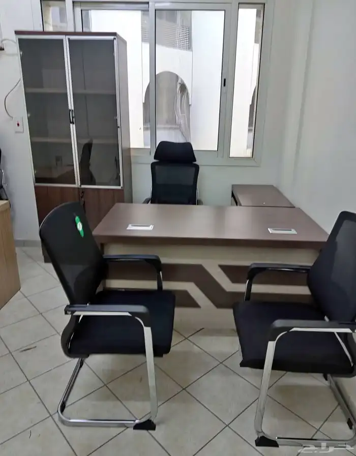 طاولة مكتب جديدة باللون الأبيض والبيج والعسل مع طاولة اجتماع 34