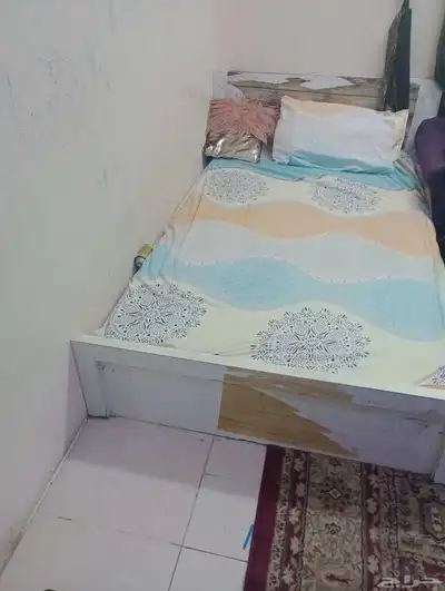 غرفة نوم مع سرير خشب اضافي 5