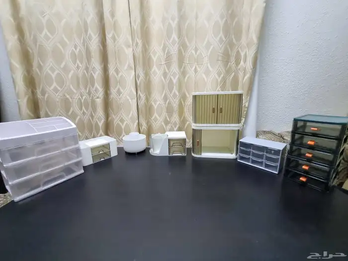 ادوات تسريحه و مكتب ترتيب وعلب و حقائب 3