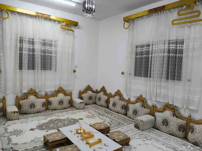 مجلس ارضي نظيف جدا للبيع ب700 ريال مع الطاولات 1
