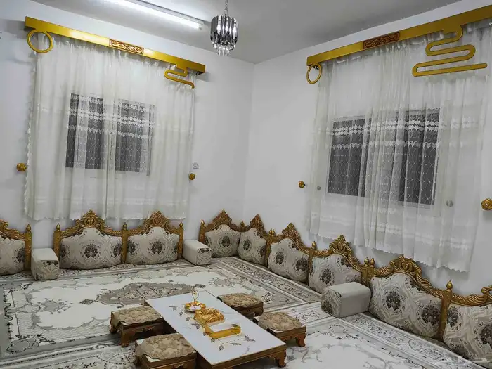 مجلس ارضي نظيف جدا للبيع ب700 ريال مع الطاولات 0