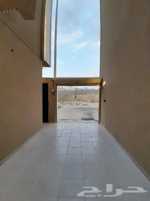للبيع شقه دور ارضي حوش ومدخل سياره تشطيب راقي حي الضيافه 3