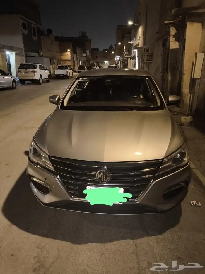 سياره mg5 كل شيء وكاله وفيها صدمه بسيطه من الجنب الايسر وتم 1