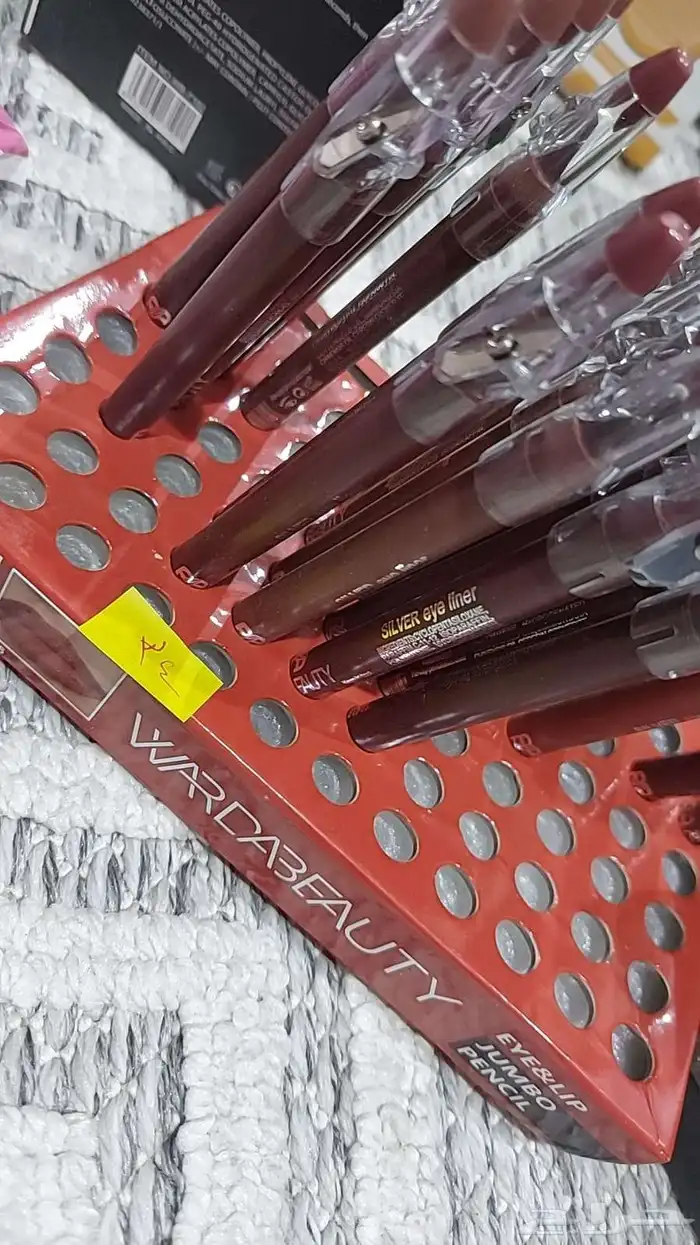 يوجد لدي مكياج من دبي تصفيه للبضائع 20