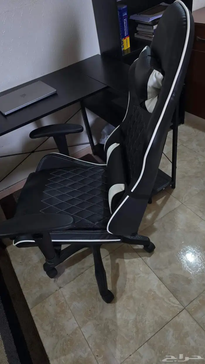 للبيع كرسي ومكتب لون أسود   بحالة الجديد تمام ا 2