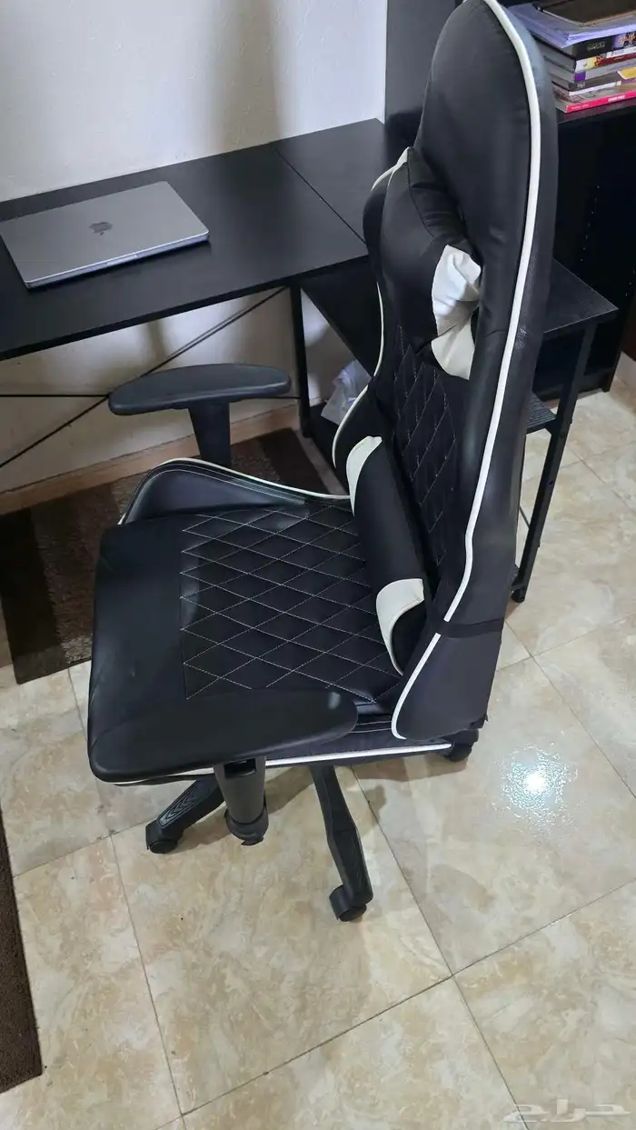 للبيع كرسي ومكتب لون أسود   بحالة الجديد تمام ا 1