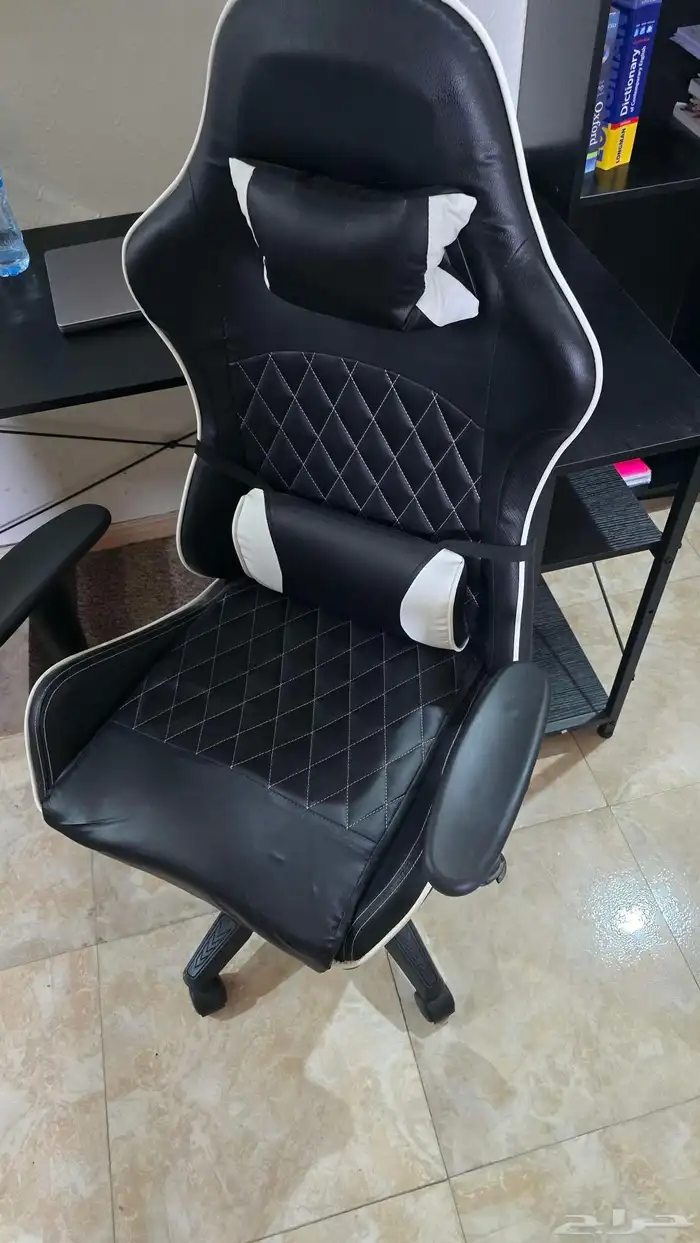 للبيع كرسي ومكتب لون أسود   بحالة الجديد تمام ا 0