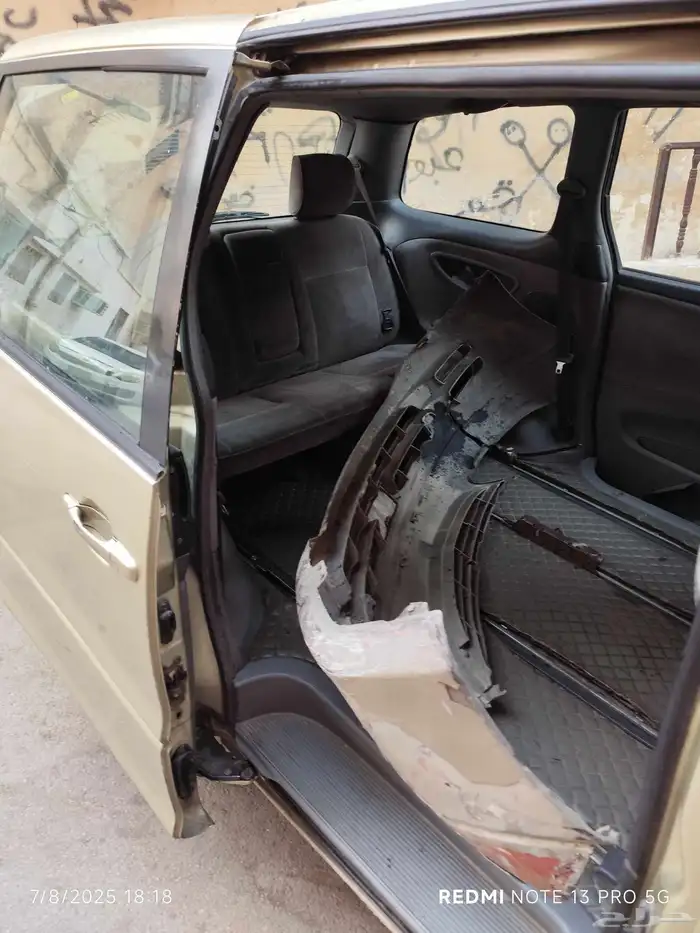 Damaged Previa car 4