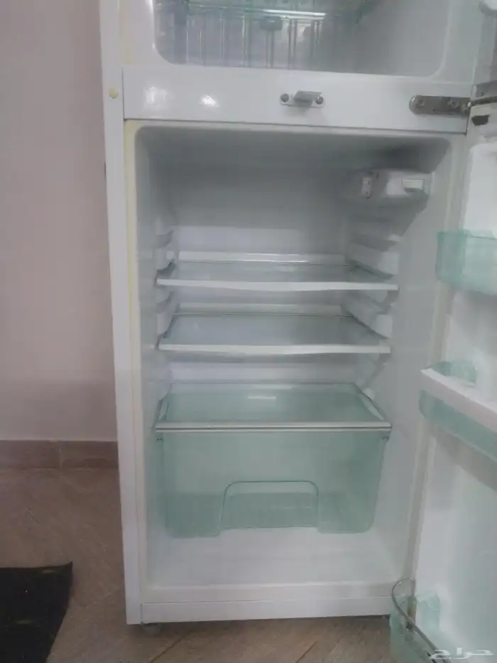 ثلاجة للبيع ابيعه لانو احتاج ثلاجة كبير مافي ولاعيب طاولة شا 4