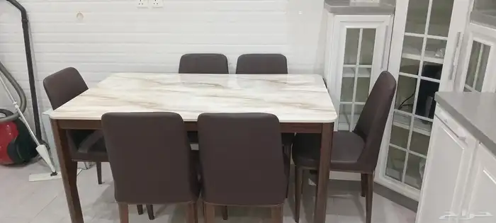 طاوله طعام استخدام قليل و جديده و نضيفه سته كراسي 0