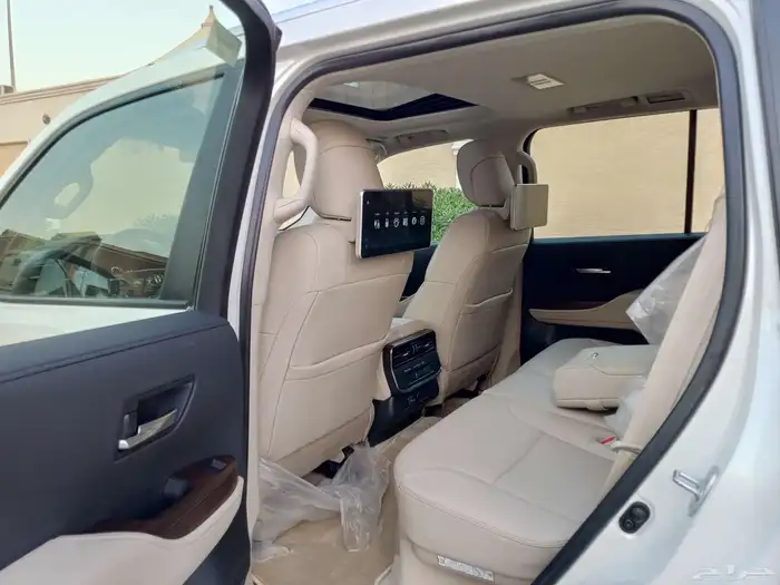 تويوتا لاندكروزر ( 2023 ) GXR L4 بنزين سعودي بحالة الوكالة 30