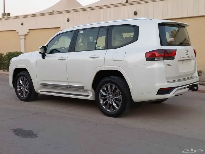 تويوتا لاندكروزر ( 2023 ) GXR L4 بنزين سعودي بحالة الوكالة 7