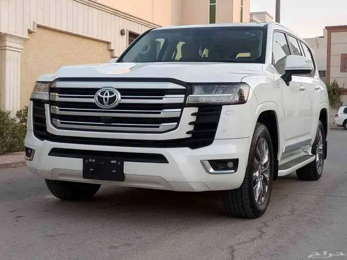 تويوتا لاندكروزر ( 2023 ) GXR L4 بنزين سعودي بحالة الوكالة 2