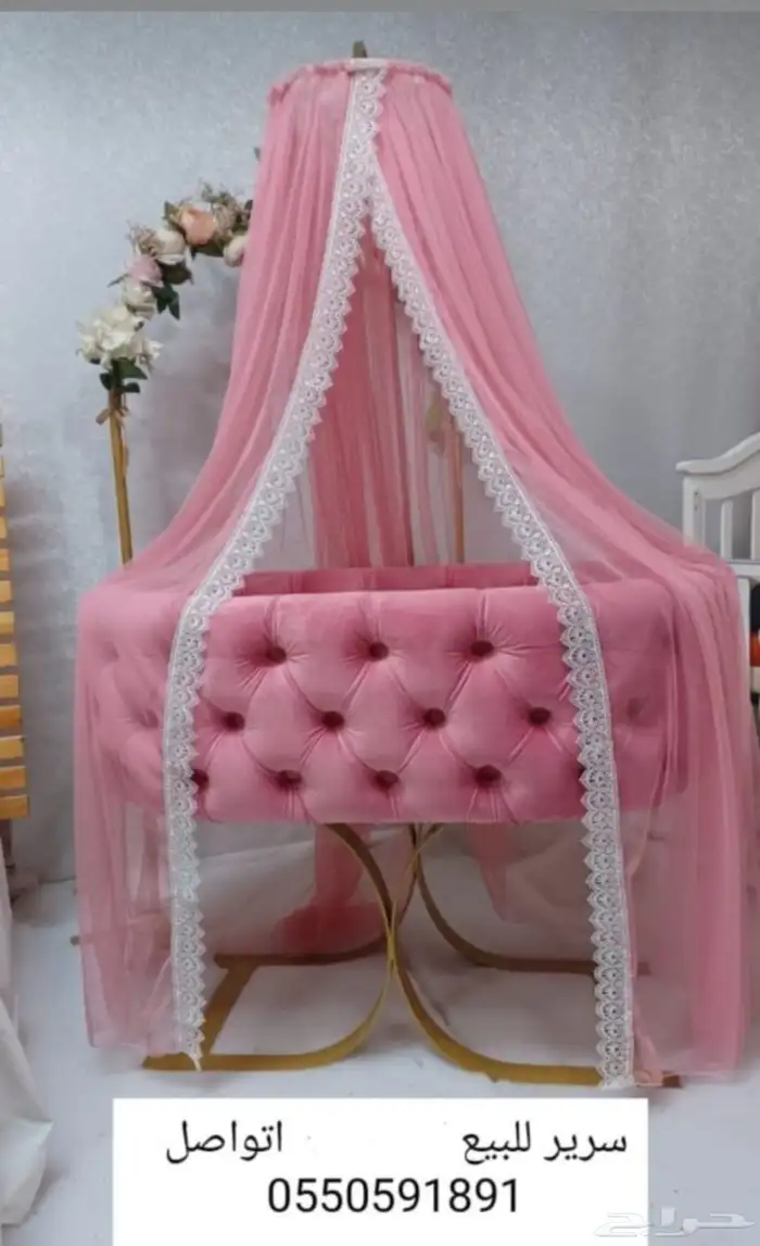 للبيع سرير مواليد مع مدس طفل مع قبوع ومدس رضاعه نضيف 0