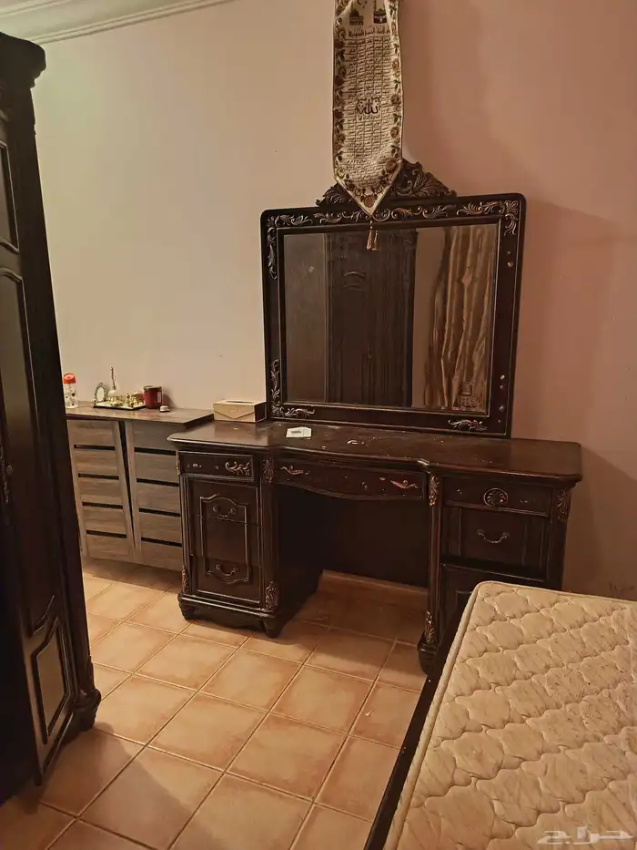 للبيع طقمين كنب غرفة نوم 1