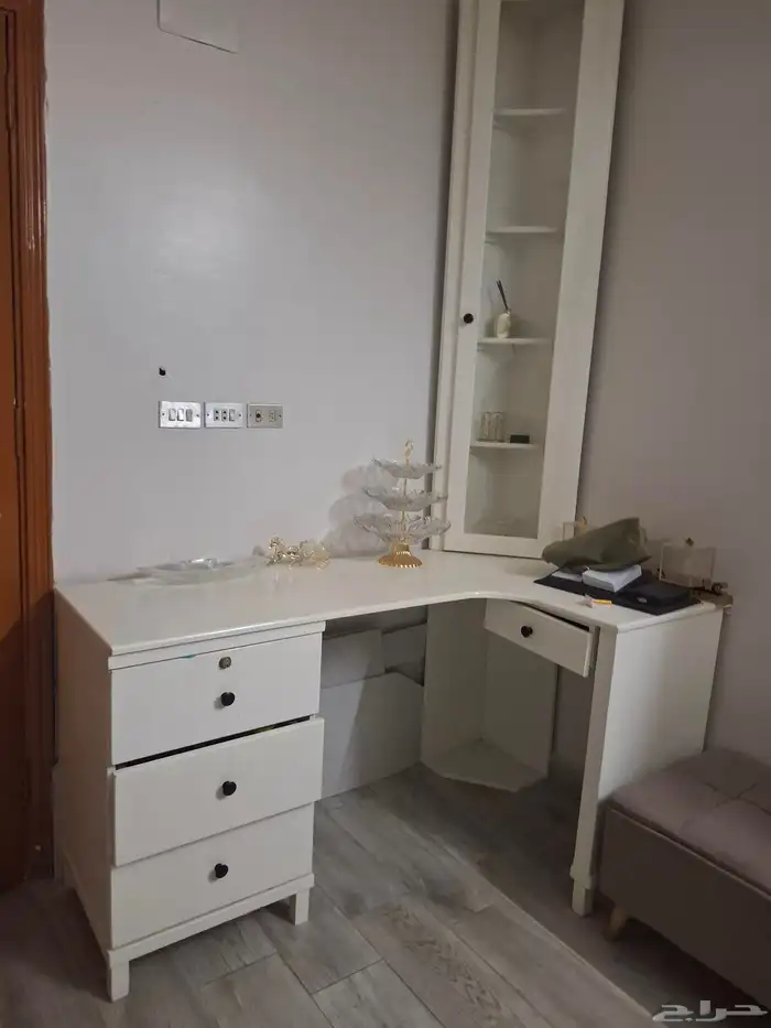 مكتب ودولاب جميل 0