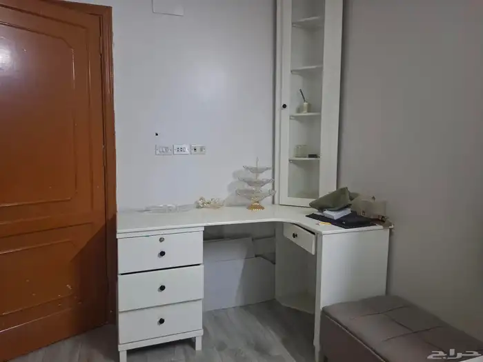 مكتب ودولاب جميل 1