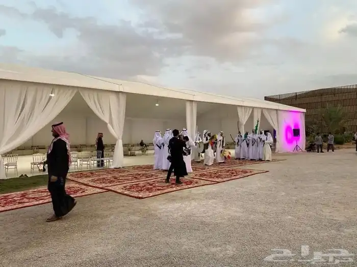 يوجد جميع انواع الشاشات والاضاءة والصوتيات 3