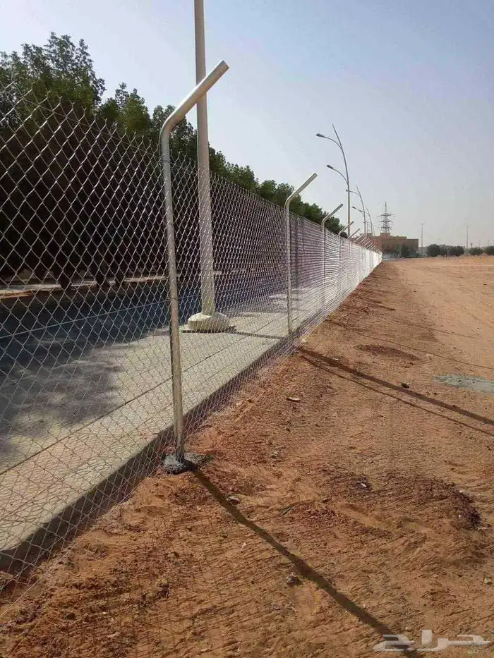 نقوم بتوريدوتركيب جميع انواع الشبوك والملاعب 6