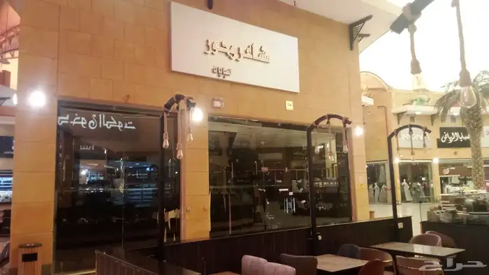 خطاط دعايه واعلان تركيب كلادنج بنارات واستيكرات وحروف بارزه 4