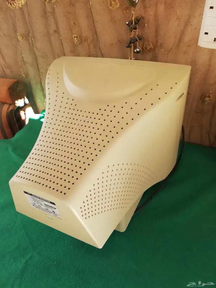 شاشه كمبيوتر مكتبي قديم 3