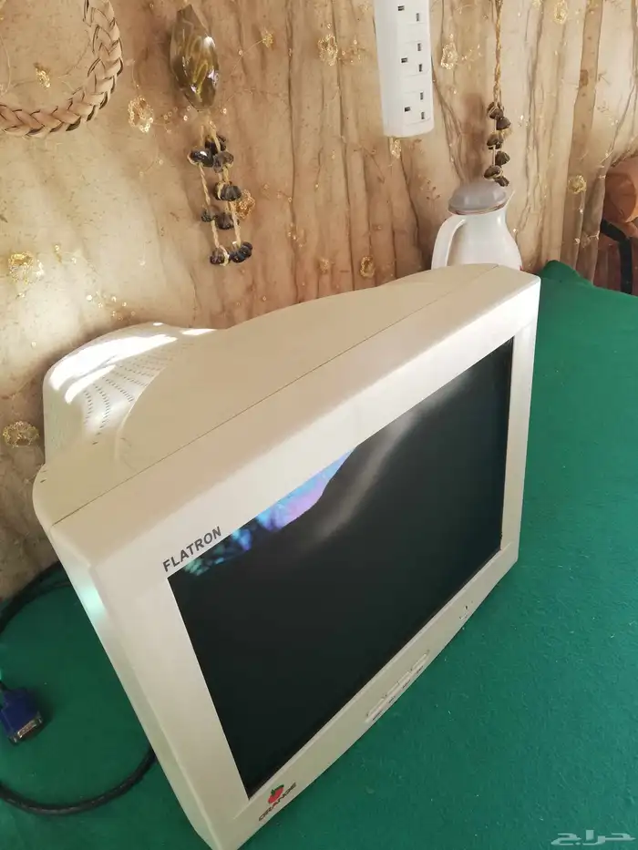 شاشه كمبيوتر مكتبي قديم 0