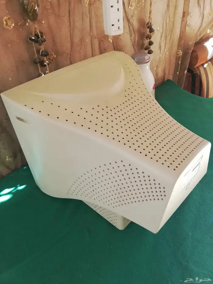 شاشه كمبيوتر مكتبي قديم 2