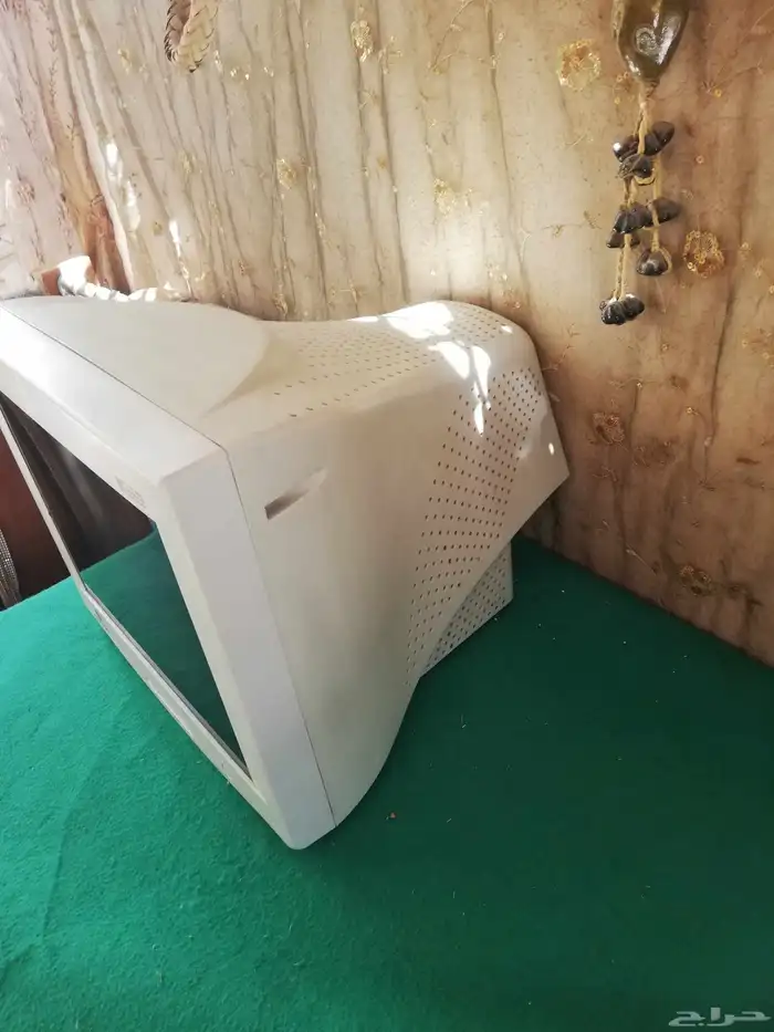 شاشه كمبيوتر مكتبي قديم 1