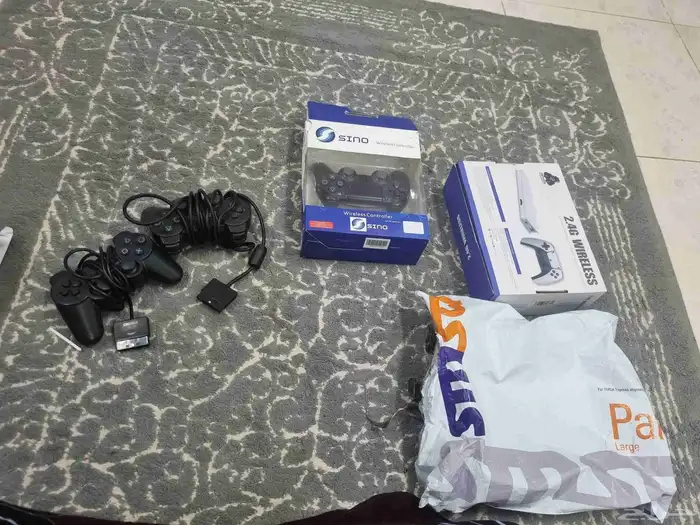 يدات سوني وحده حق سوني 4 اصليه نضيفه للبيع 50 0
