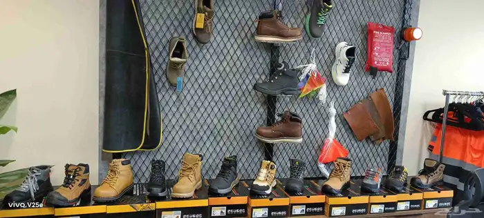 أمان (Safety Equipment)   خوذ (Helmets)   أحذية أمان (Safety 0