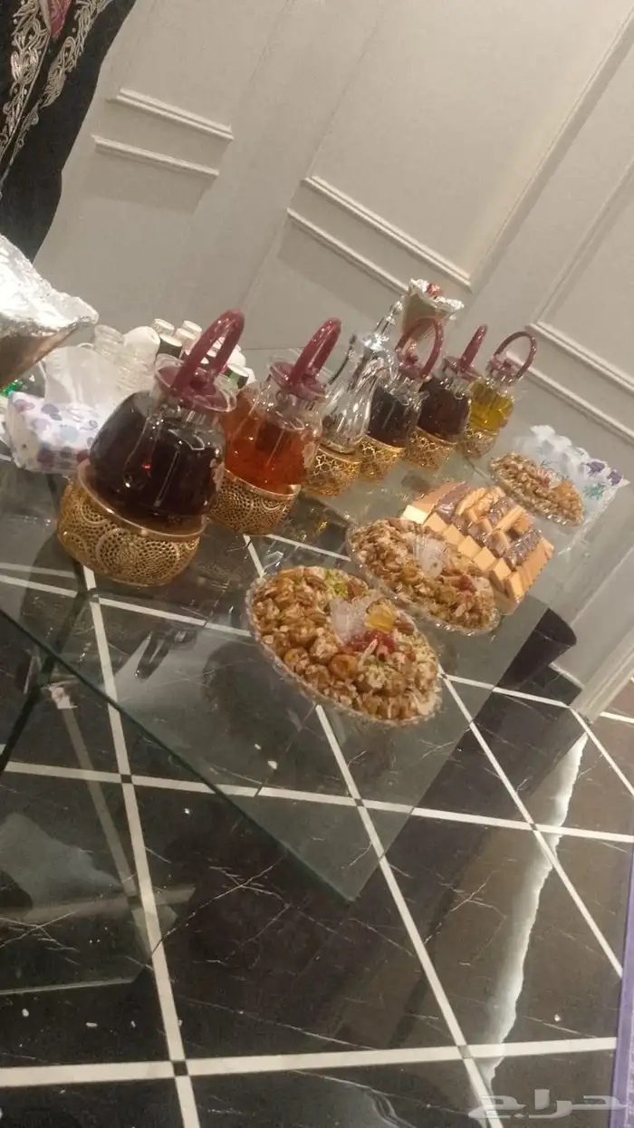 قهوجين وصبابين رجال ونساء مع المشروبات الساخنه 12
