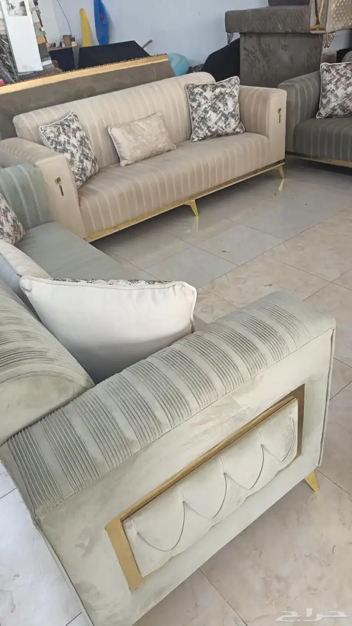 طقم كنب 11 شخص مكون من ثلاث كنبات كبيره و2 صغير 3