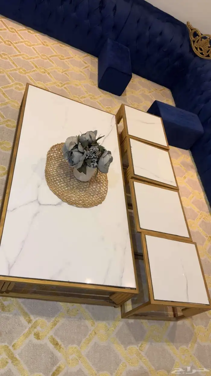 طاوله ارضيه رخام مستطيله معها اربع طاولات خدمه 1