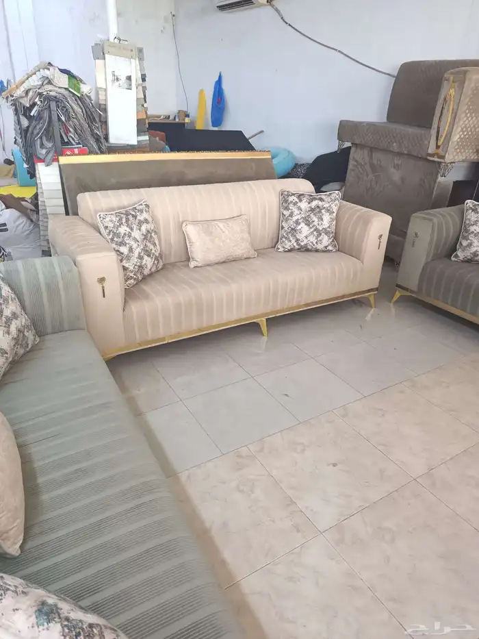 طقم كنب 11 شخص مكون من ثلاث كنبات كبيره و2 صغير 0